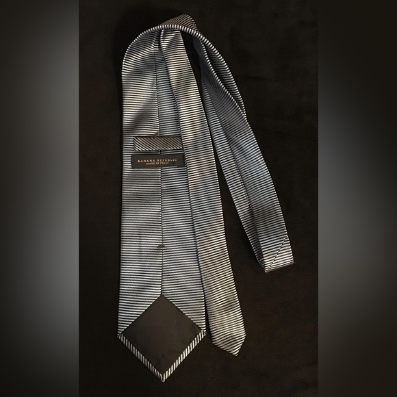 Banana Republic - 100% Silk Shiny Light Blue And Navy Pinstripe Tie - Picture 2 of 5